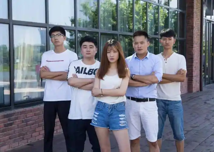 给大家演示怎么拍出创意集体照,集体照姿势应该怎么摆才够有新意,才