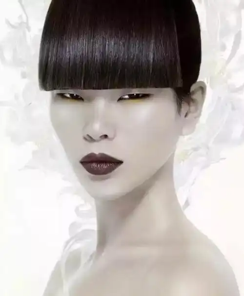 后来在2000年的世界模特儿大赛,在北京举办,那时朋友叮咛吕燕回浪了