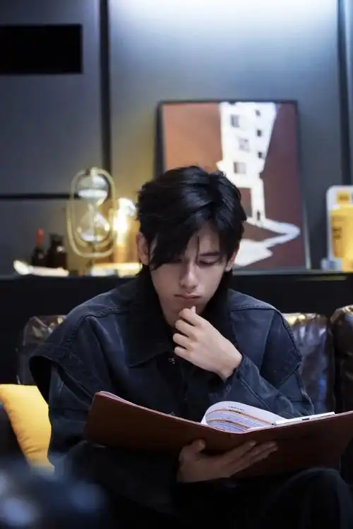 今天12:00 锁定芒果tv ,看"男高中生"@演员胡先煦抽丝剥茧,持续探