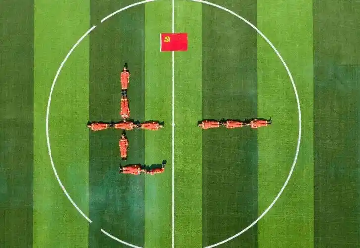 七一献礼今天我与党旗合个影向党表白