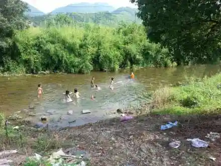 发微博称,余姚河姆渡镇五联村,近十位小朋友独自在大溪流里嬉戏,玩水