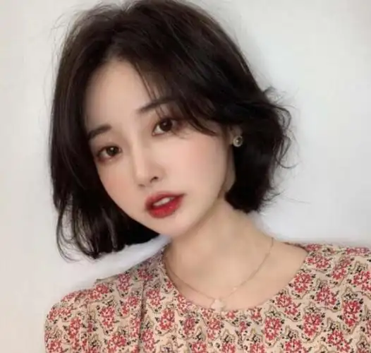 短发烫发发型2022小卷,超好打理的短卷发型