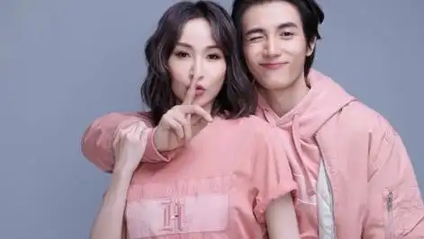 萧亚轩小16岁前男友黄皓晒宝宝脚丫,分手不足10月疑当爸,被骂惨