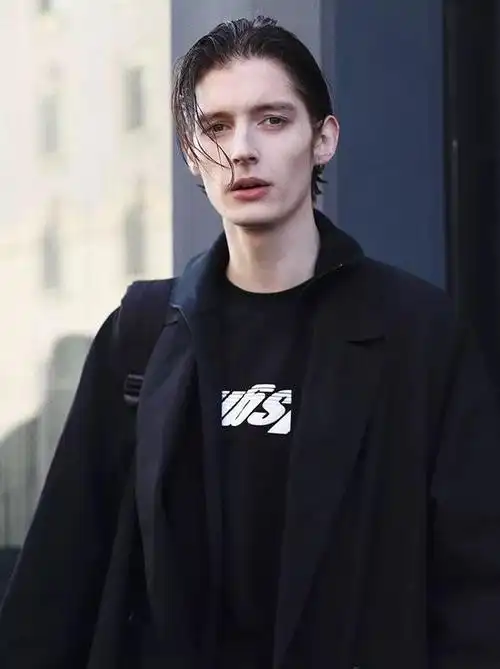 artur varkovastov|雌雄莫辨,似希腊雕像又如古典油画