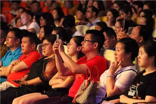 9音乐会现场观众