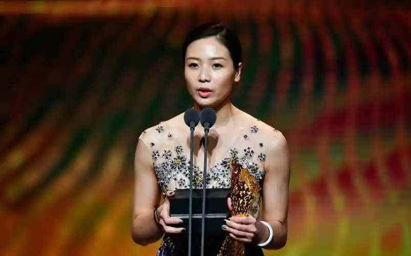 魏秋月惊艳全场,粉丝,拥趸和球迷,无不赞叹:追星,就追最漂亮的中国