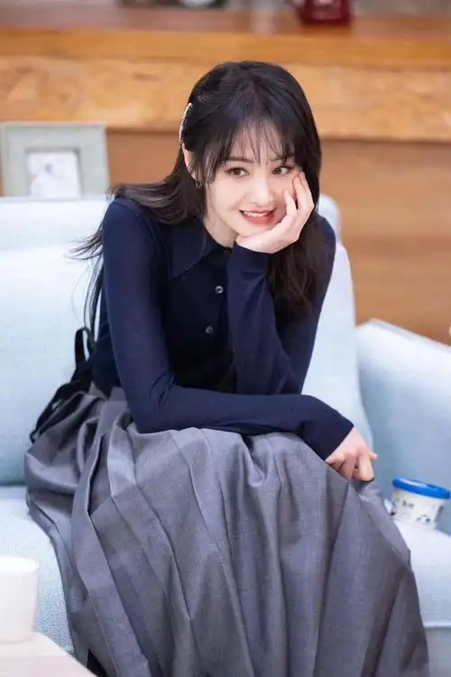 整个造型尽显文艺气息,留着一头柔顺长发的郑爽,坐在沙发上状态非常好