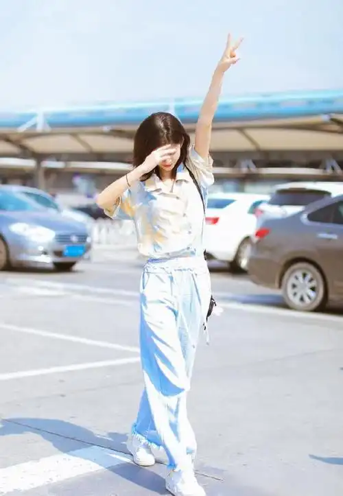 这次,一组林思意的机场私服照被曝光了,只见她身穿衬衣配阔腿裤,尽显