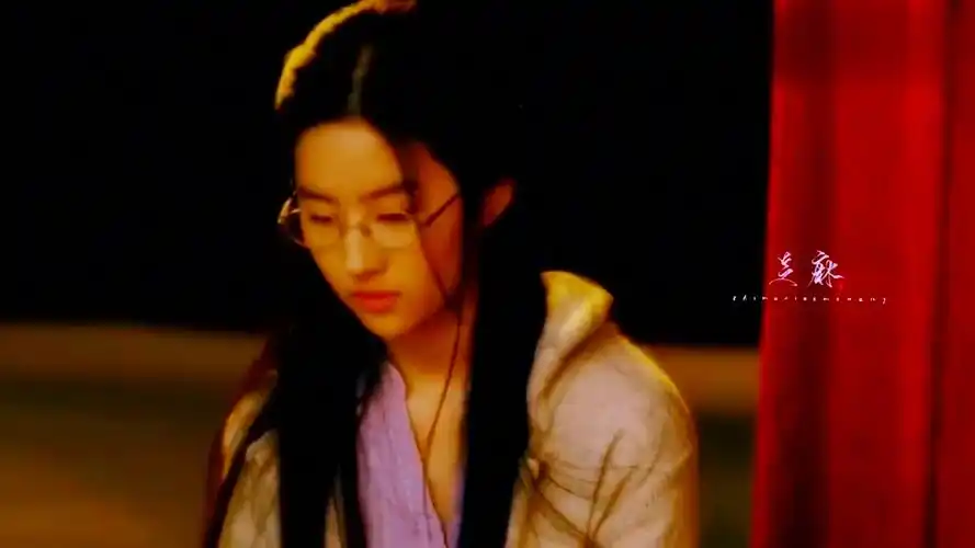 拍恋爱通告的时候,刘亦菲几乎全素颜出镜,但依然美出天际