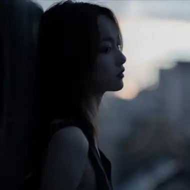 伤感头像-2021痛到心碎的难受的意境头像 装作万事顺遂的模样(11)