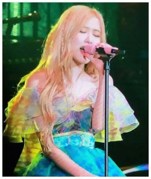 朴彩英福冈演唱会造型,身着薄纱裙的金发玫瑰,漂亮的有些太动人了