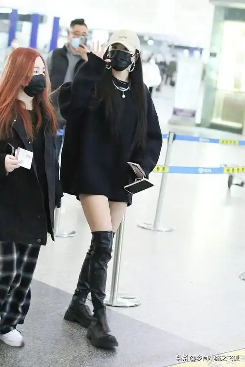 孔雪儿全黑look气场十足 戴大耳环配长靴秀美腿