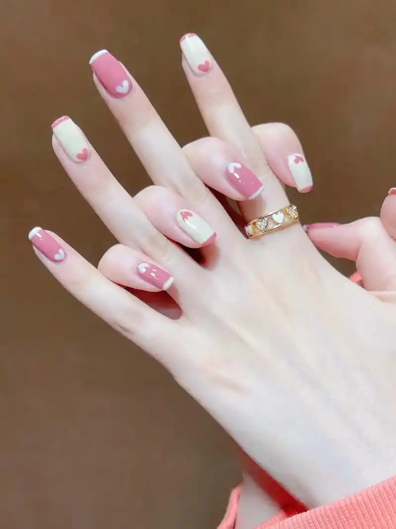 豆沙跳色爱心法式美甲