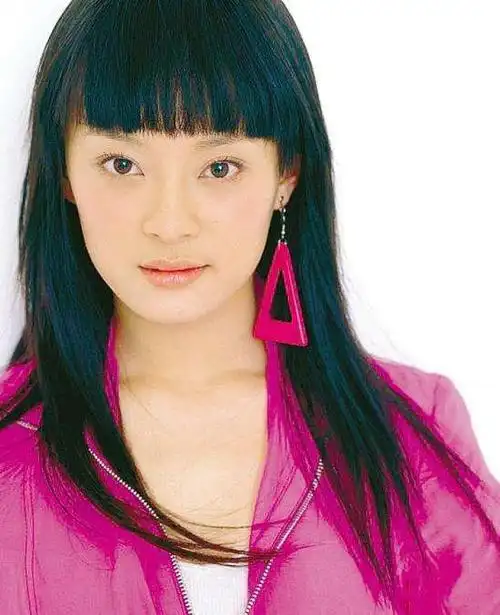 1 / 6 孙俪早期的照片,一头长发清汤挂面,看着就清新可人