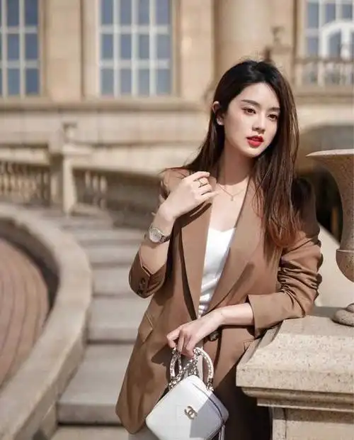 四十岁的女人怎么穿才洋气不妨试试休闲西服外套穿搭简单干练