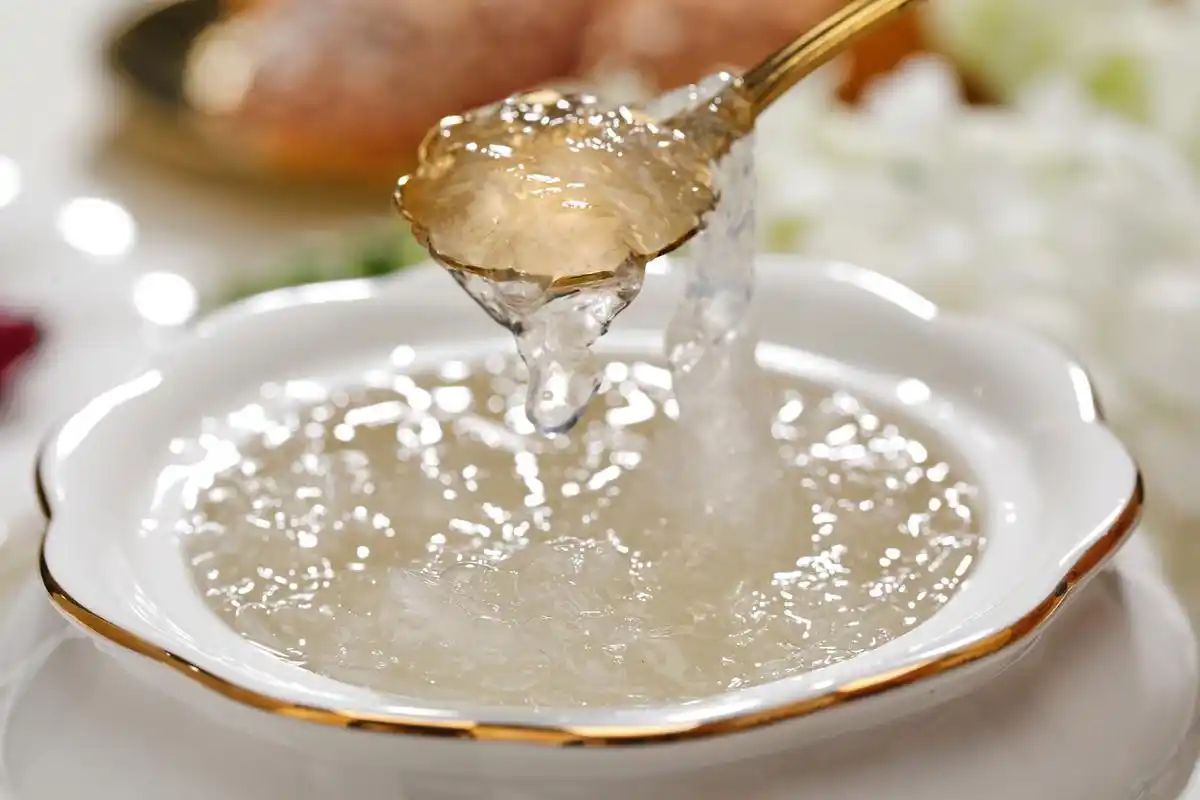 购买伪劣,食用不当,饮食单一等因素都可能影响燕窝的效果.