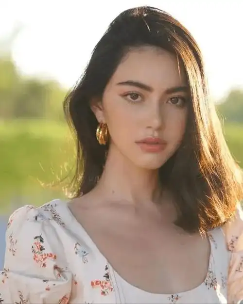 不仅是位演员ins上粉丝就超过了1200万泰国顶级流量明星她1992年出生