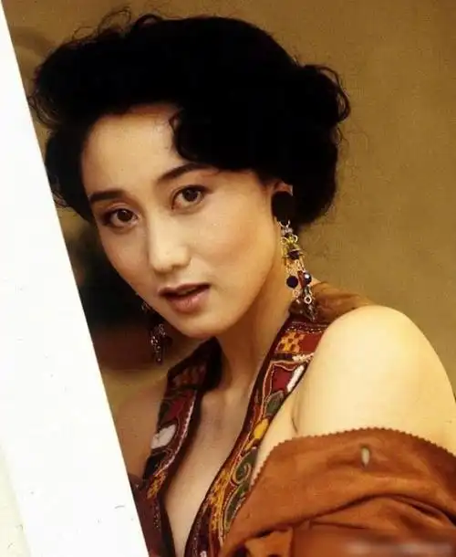 年轻时具有很高美感价值的利智也一定非常会打扮.