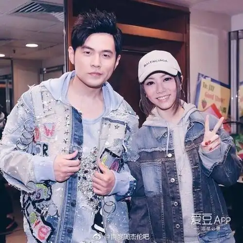 周杰伦地表最强2香港站合照小合集 杰伦哥剪刀手点赞手出神入化