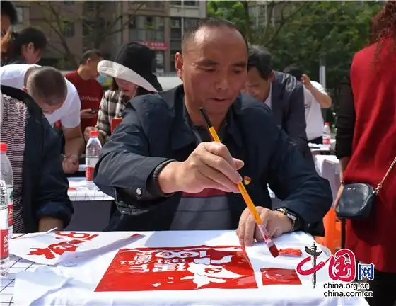 成都中和街道五根松社区手绘红色t恤献礼建党百年