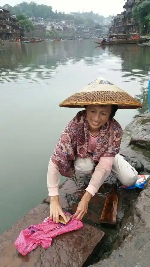 江边洗衣别有韵味