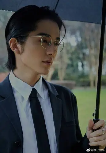 找一个男演员戴眼镜很病娇