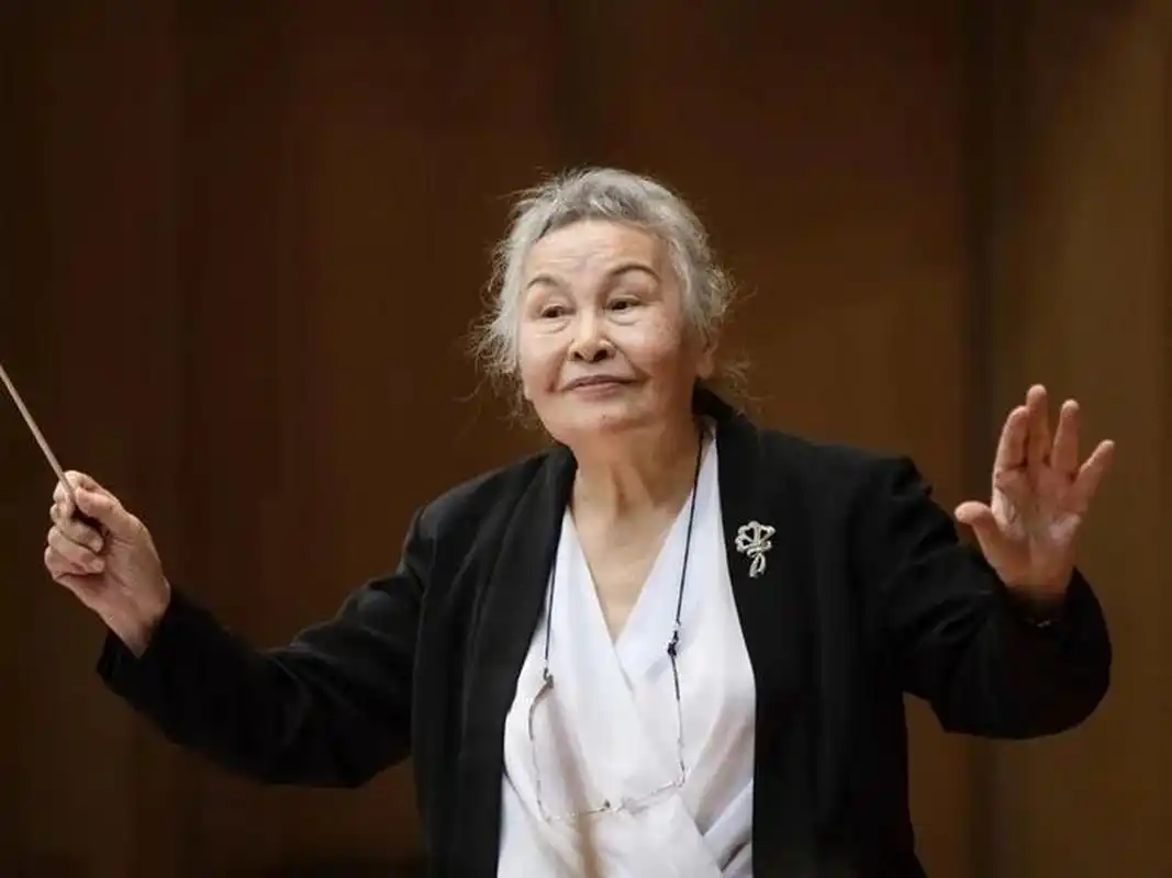 "洋戏中唱",《弄臣》中文版首次上演,94岁的新中国首位女指挥家郑小瑛