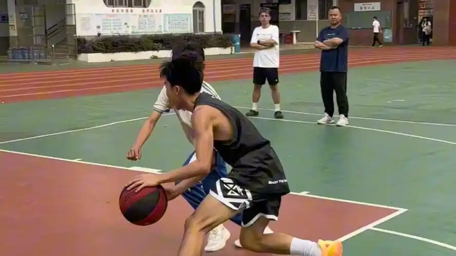 现在的初中生打球都这么猛吗?