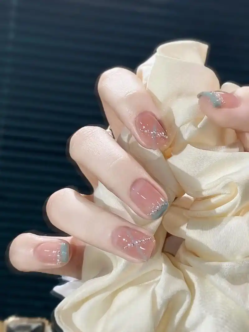 小短甲必备款式,夏日薄荷奶绿法式美甲.