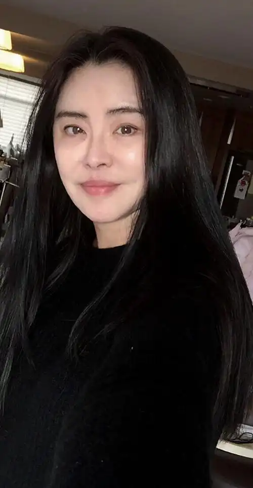 53岁王祖贤长发飘飘雪中发自拍,她真的都放下了?