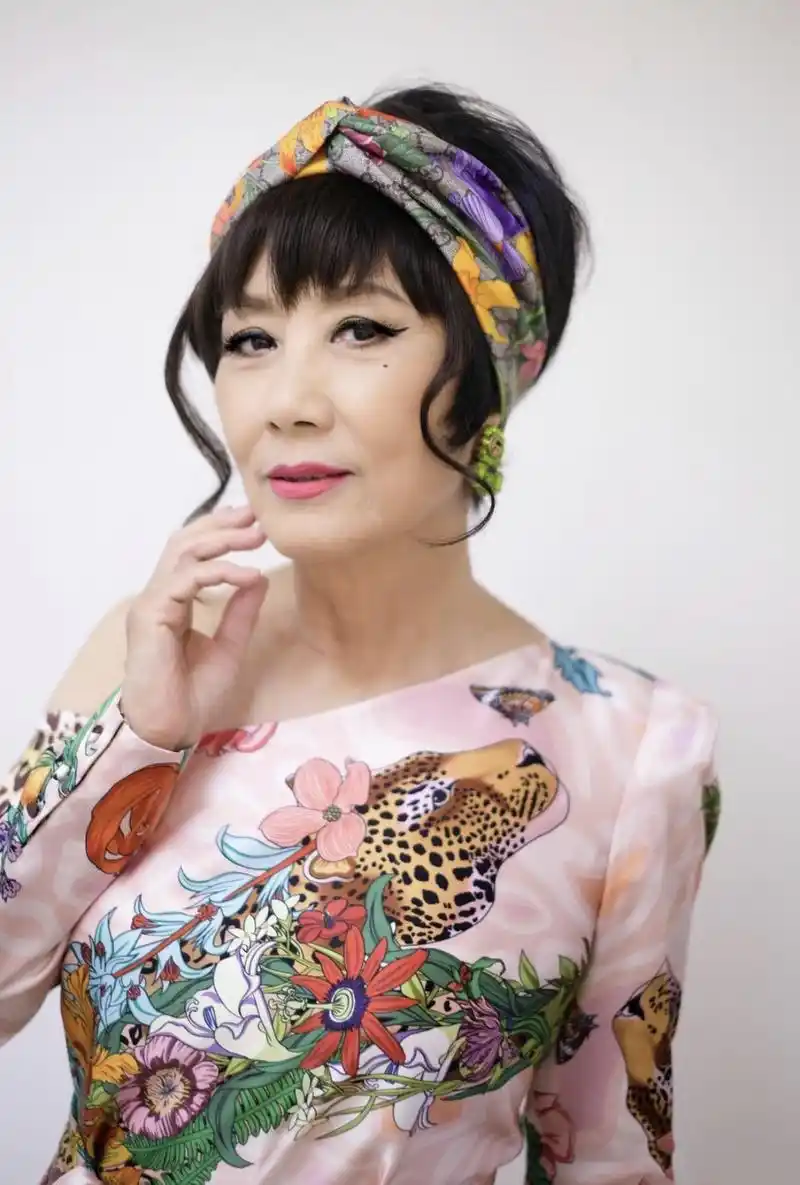 汪明荃活成"奶奶辈的骄傲",蓝色薄纱连衣裙温柔优雅,端庄大气