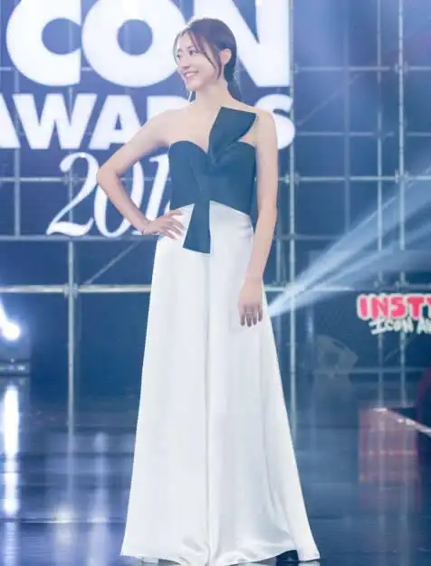 黄梦莹真有"小心机",用透明蕾丝当吊带,轻松穿出迷人抹胸裙!