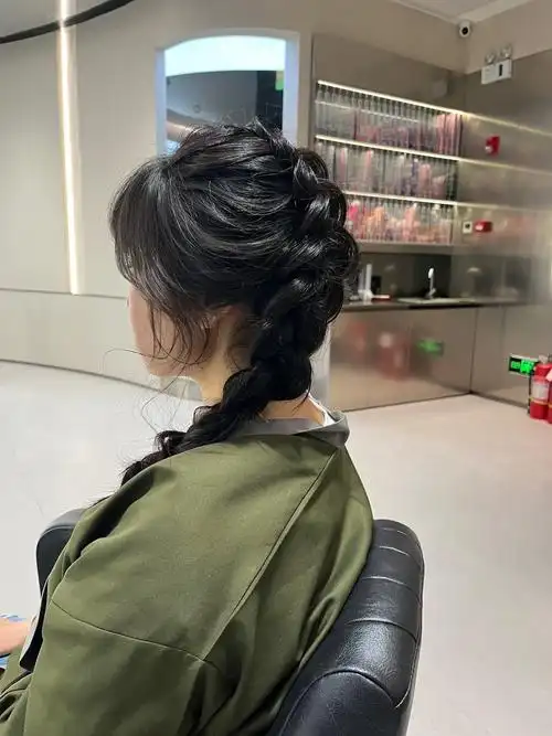 穿裙子适合什么发型