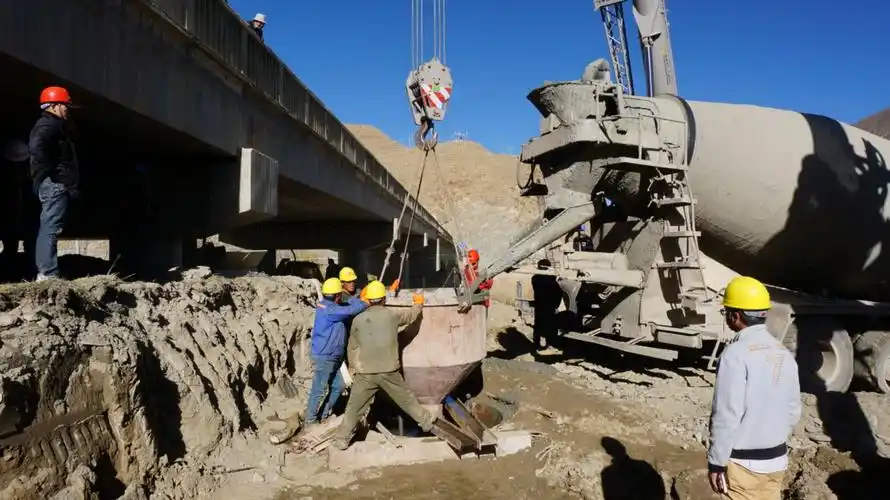 新建桑日大桥10-2#桩基正式开始灌注混凝土.