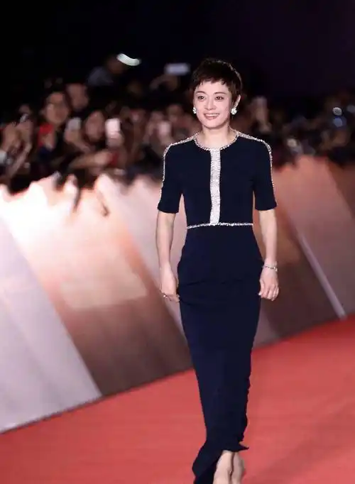 原创38岁的孙俪气质开挂时尚衫搭配半身裙减龄洋气年轻20岁也不止