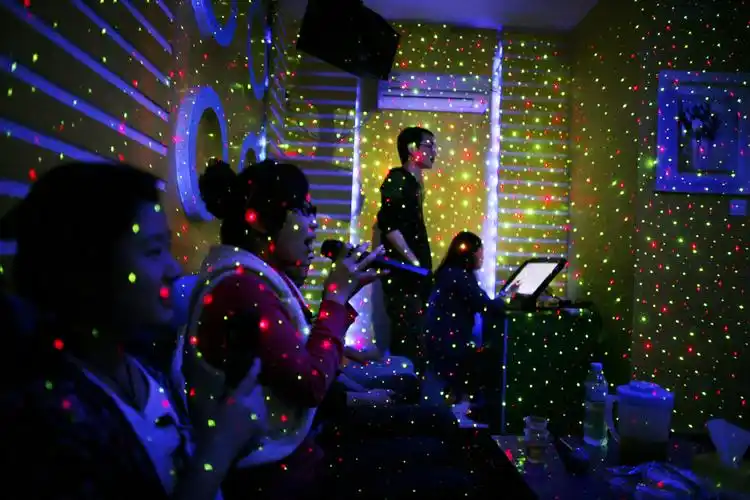 闲暇时喜欢到ktv唱歌的湖南城市学院的大学生