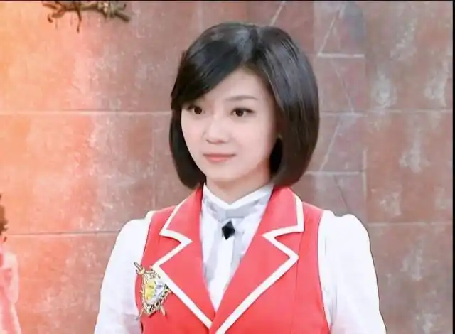 萌学园素材抱图关注