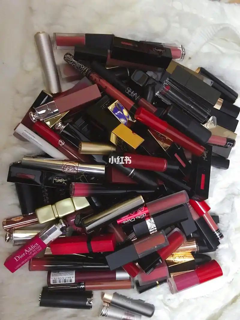 第一篇笔记来分享一下我的口红收藏吧～现在拥有120支口红,以专柜为主