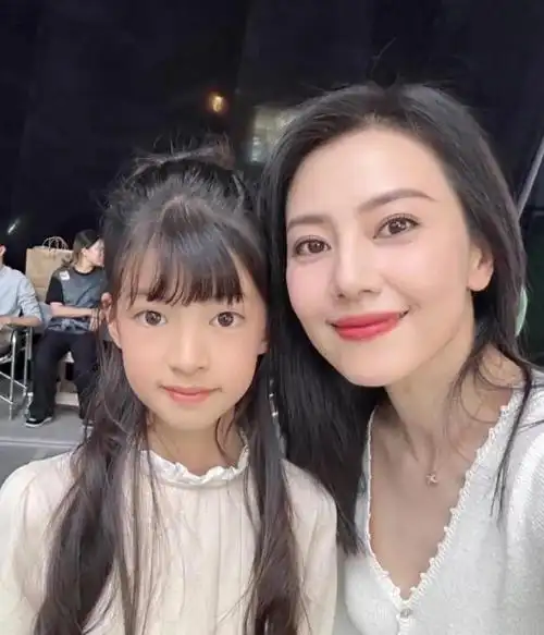 网友直呼现实版童话!赵又廷高圆圆带娃出街,五岁女儿身高抢镜