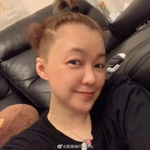 55岁陈慧娴晒新发型照片 扎冲天辫浅笑状态不错
