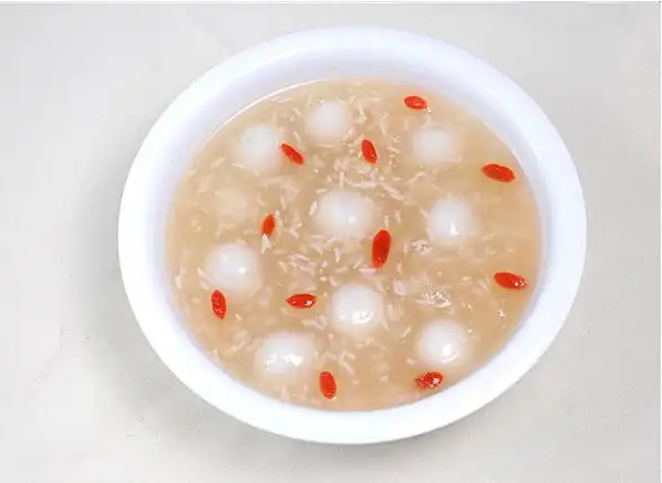 糯米甜酒汤圆不仅美味而且还养气补血,是很好的滋补品