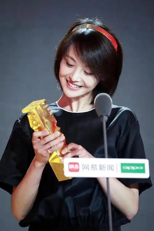 郑爽台上领奖吐舌卖萌好可爱网友尾戒和奖杯好配