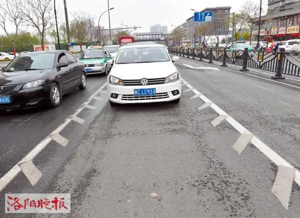 画着锯齿状白线的"可变车道"