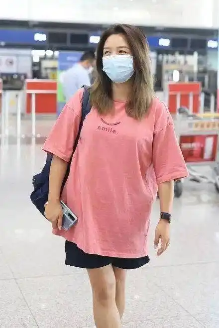 何洁没戏拍没商演,被拍到邋里邋遢的样子,身材肥胖整个一大妈