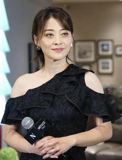 梅婷的状态"属实不佳",黑眼圈加眼袋看着太憔悴,幸好气质到位