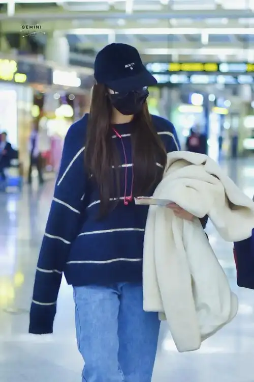 迪丽热巴昨晚顺利抵达北京 帝都的寒冷被姐姐的暖心驱散