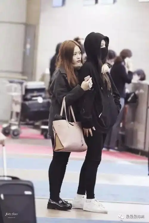 大佬般的吻也是很让人羡慕呢…这个身高差真的…粉了粉了!