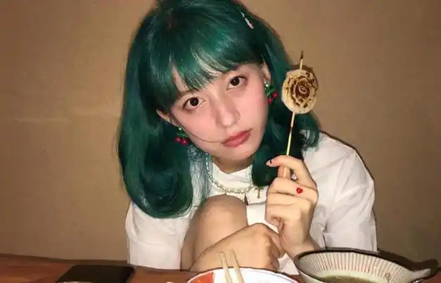 李诞女友黑尾酱晒大尺度性感照,网友:喝多了放飞自我吗?