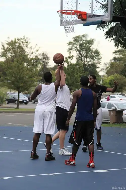 走步规则是篮球运动中非常重要的一部分,它涉及到比赛的公平性和运动