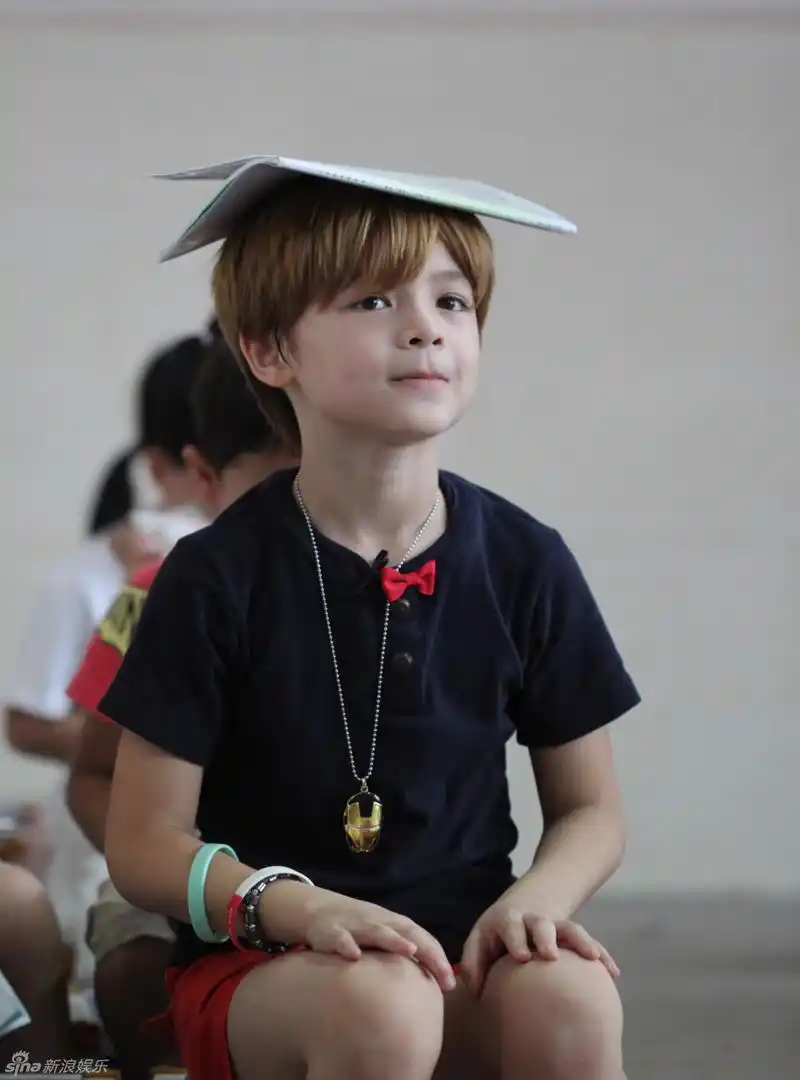 展开全部 西蒙子,名字刘俊龙,中英混血儿.